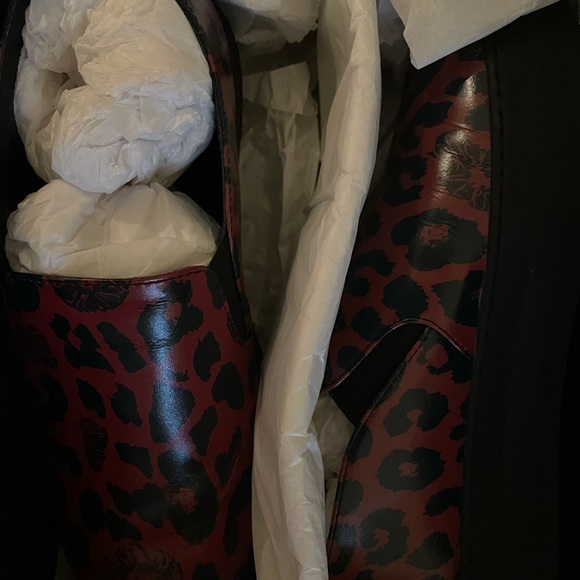 Size 37 in women’s red and black. - Picture 5 of 7